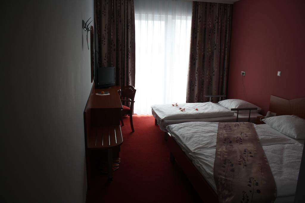 Penzion Letalisce Hotel Murska Sobota Bagian luar foto