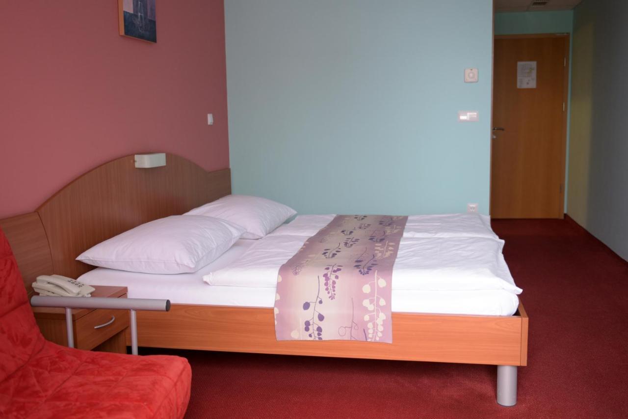 Penzion Letalisce Hotel Murska Sobota Bagian luar foto